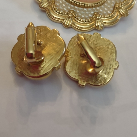 Vintage women's clip on earrings and brooch set REASONABLE OFFERS ACCEPTED - Picture 5 of 7